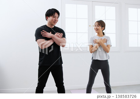 パーソナルトレーナーにトレーニングを受ける若い女性 パーソナルトレーナーにトレーニングを受ける若い女性 138583726