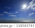 太陽と輝く海 138583743