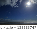 太陽と輝く海 138583747