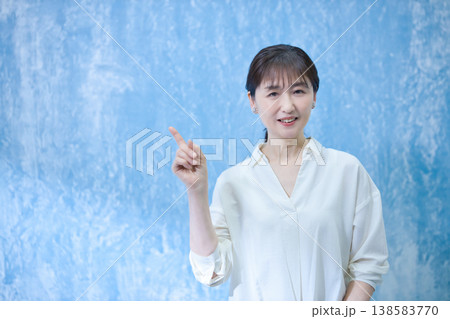 カメラ目線で笑顔の60代女性 カメラ目線で笑顔の60代女性 138583770