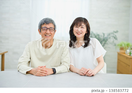 リビングで楽しく会話する60代の夫婦 リビングで楽しく会話する60代の夫婦 138583772