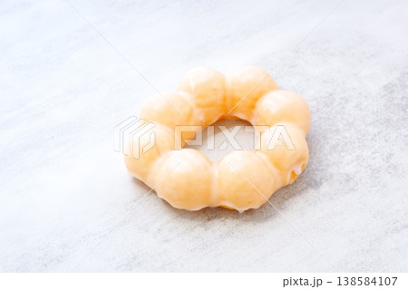 ドーナツ - シュガーでコーティングしたリングドーナツ ドーナツ - シュガーでコーティングしたリングドーナツ 138584107