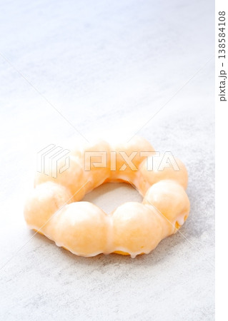 ドーナツ - シュガーでコーティングしたリングドーナツ ドーナツ - シュガーでコーティングしたリングドーナツ 138584108