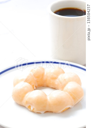甘いドーナツとコーヒーでひと休み 甘いドーナツとコーヒーでひと休み 138584257