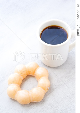 甘いドーナツとコーヒーでひと休み 138584258