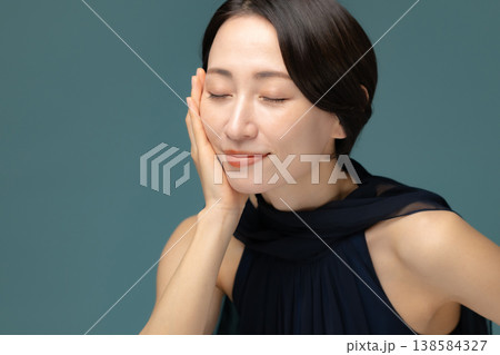 頬杖をつく女性 頬杖をつく女性 138584327