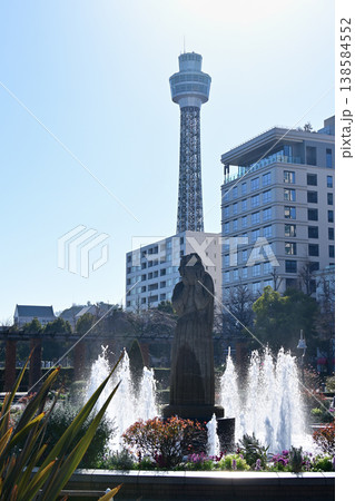 横浜マリンタワーと噴水 138584552