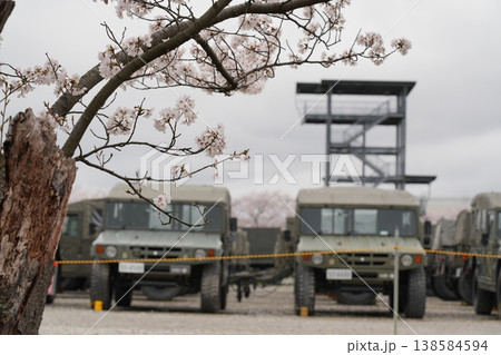 陸上自衛隊と桜 陸上自衛隊と桜 138584594
