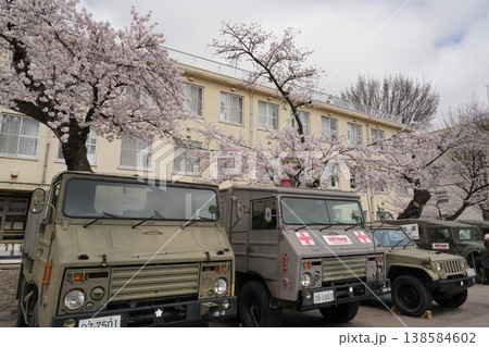 陸上自衛隊と桜 138584602