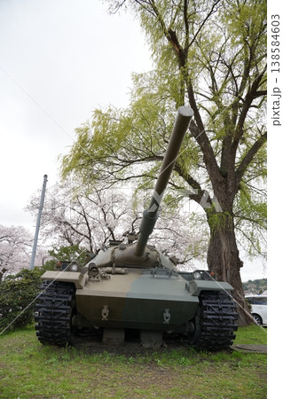 陸上自衛隊と桜 138584603