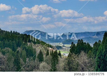 九州道玖珠パーキングエリアからの玖珠盆地と伐株山 九州道玖珠パーキングエリアからの玖珠盆地と伐株山 138584776