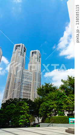 東京都庁と大空 東京都新宿区西新宿 東京都庁と大空 東京都新宿区西新宿 138585115