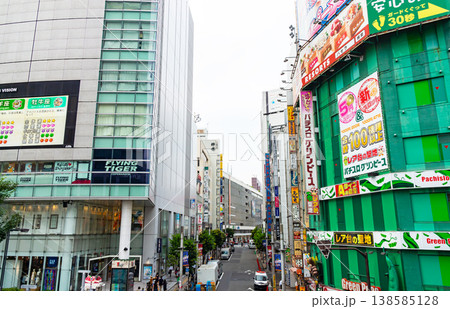 新宿駅東南口を歩く　東京都新宿区新宿 138585128