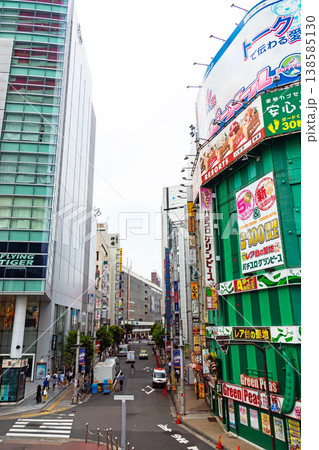新宿駅東南口で遊ぶ 東京都新宿区新宿 新宿駅東南口で遊ぶ 東京都新宿区新宿 138585130