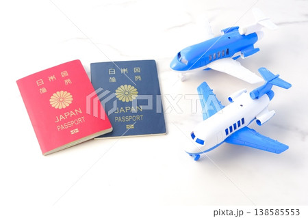 パスポート - パスポート(10年用と5年用)と飛行機で、長期休暇に海外旅行を計画しているイメージ パスポート - パスポート(10年用と5年用)と飛行機で、長期休暇に海外旅行を計画しているイメージ 138585553