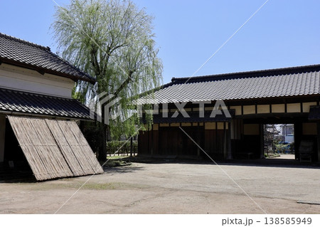 江戸時代の様な庇のある蔵と長屋門と柳　埼玉県富士見市旧大澤家住宅 138585949