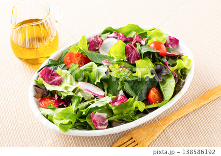 テーブルの上の野菜サラダとオリーブオイル 138586192