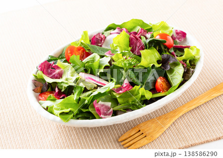 テーブルの上の野菜サラダ 138586290