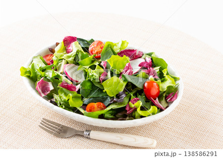 テーブルの上の野菜サラダ 138586291