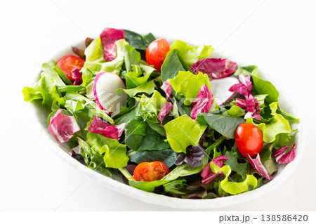 テーブルの上の野菜サラダ 138586420
