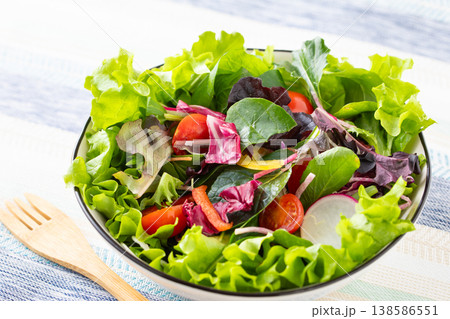 テーブルの上の野菜サラダ テーブルの上の野菜サラダ 138586551