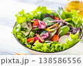 テーブルの上の野菜サラダとオリーブオイル 138586556