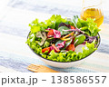 テーブルの上の野菜サラダとオリーブオイル 138586557