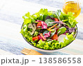 テーブルの上の野菜サラダとオリーブオイル 138586558
