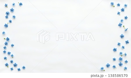 白い背景の両端に配置された青い小花　中央にコピースペースの広いミニマルなフレーム背景素材 138586570