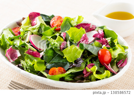テーブルの上の野菜サラダとオリーブオイル テーブルの上の野菜サラダとオリーブオイル 138586572