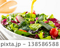 野菜サラダにオリーブオイルを掛ける 138586588