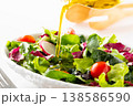 野菜サラダにオリーブオイルを掛ける 138586590