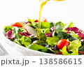 野菜サラダにオリーブオイルを掛ける 138586615
