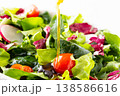 野菜サラダにオリーブオイルを掛ける 138586616