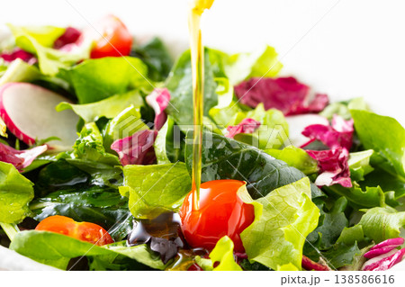 野菜サラダにオリーブオイルを掛ける 138586616