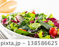 テーブルの上の野菜サラダ 138586625