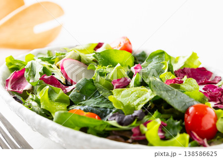 テーブルの上の野菜サラダ 138586625
