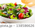 テーブルの上の野菜サラダ 138586626
