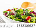 テーブルの上の野菜サラダ 138586627
