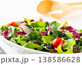 テーブルの上の野菜サラダ 138586628