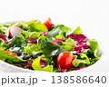 テーブルの上の野菜サラダ 138586640
