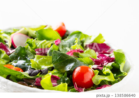 テーブルの上の野菜サラダ テーブルの上の野菜サラダ 138586640