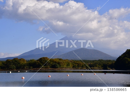 精進湖と富士山 138586665
