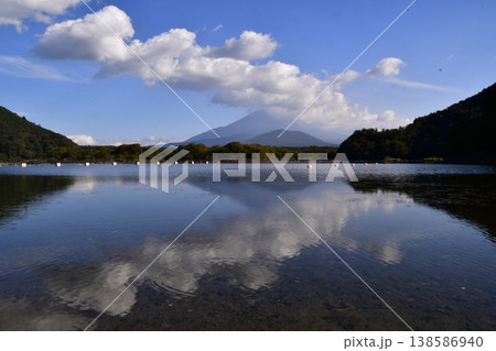 精進湖と富士山 精進湖と富士山 138586940