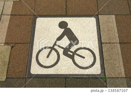自転車専用レーンの路面標示。道路交通法改正(青切符導入)に伴う安全走行の啓発イメージ。 自転車専用レーンの路面標示。道路交通法改正(青切符導入)に伴う安全走行の啓発イメージ。 138587107