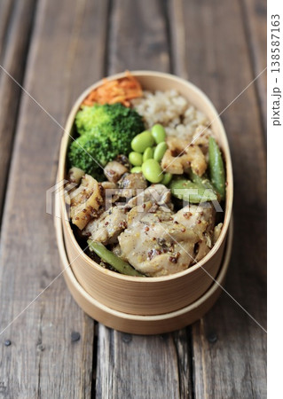 曲げわっぱに入れたマスタードチキンとたっぷり野菜の500キロカロリー以下のヘルシー弁当 138587163