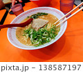 ラーメンを箸で持ち上げているところ 138587197