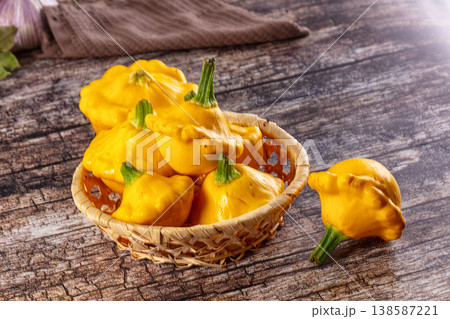 Ripw organic yellow fresh patissons 138587221