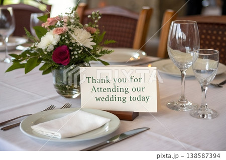 結婚式に呼ばれた友人の席 138587394