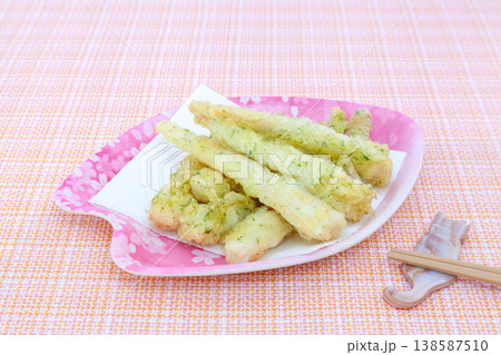 姫竹（根曲がり竹）の天ぷら、春色のお皿に盛りつける 138587510